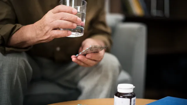 Medicamento de alto custo pelo SUS: como conseguir e o que fazer se negarem?